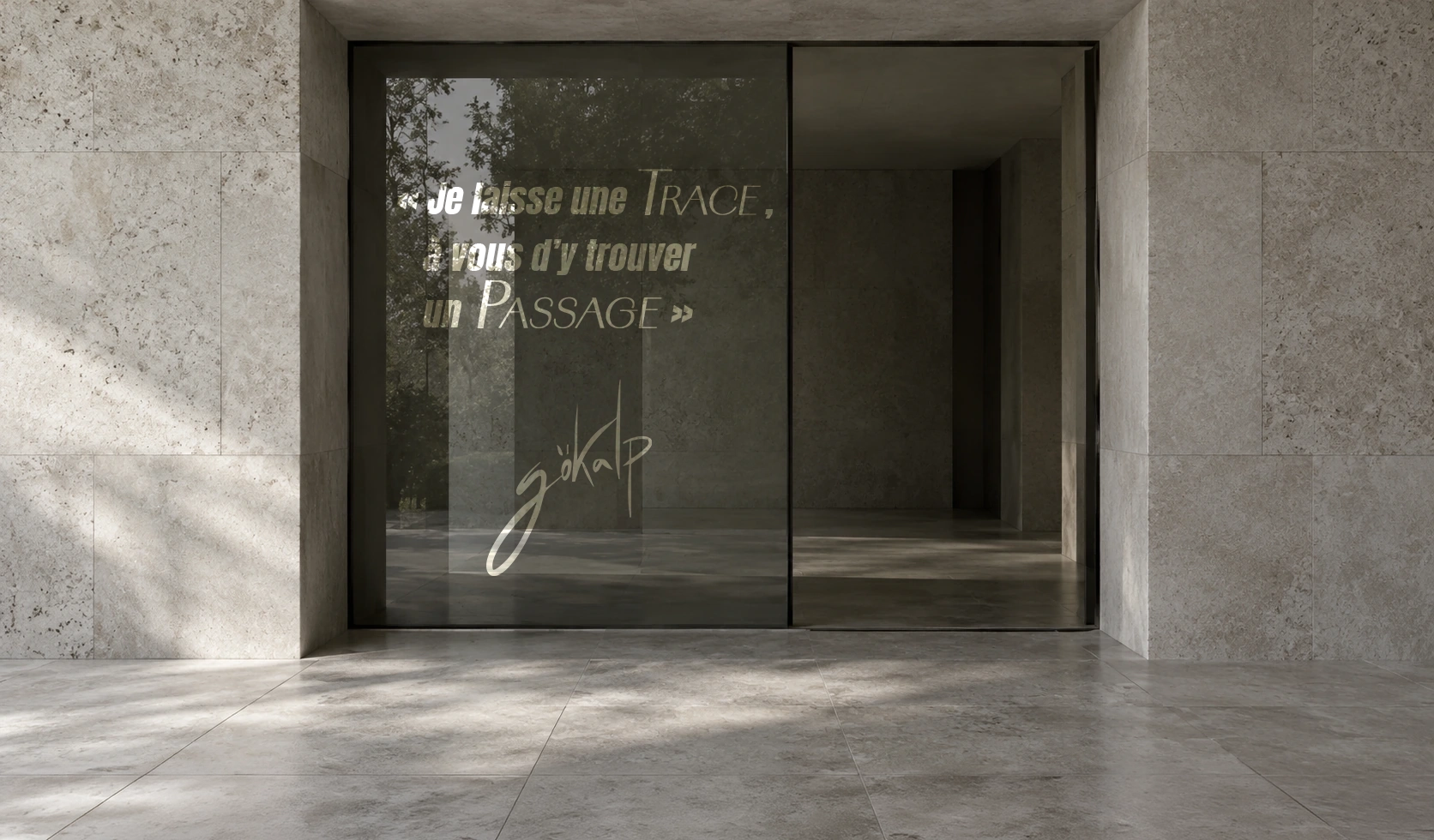 Architecture de pierre et de verre, portant la citation « Je laisse une trace. À vous d’y trouver un passage. » et la signature de Gökalp.